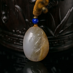 籽料俏色和田玉连年有余吊坠