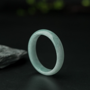 49.2mm糯种浅绿翡翠贵妃镯