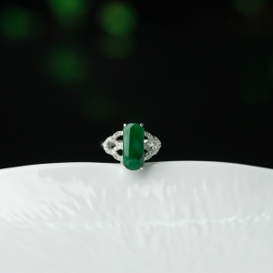 18K糯种翠绿翡翠戒指