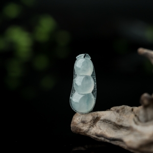 糯冰种飘花翡翠福豆吊坠