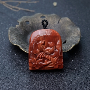 俏色南红双喜临门吊坠