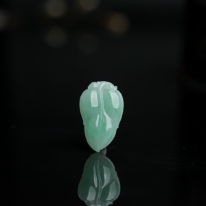 糯种浅绿翡翠金枝玉叶吊坠