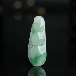 糯冰种飘翠翡翠福豆吊坠