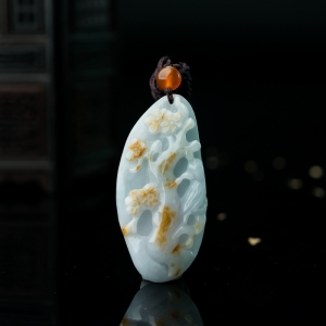 糯种俏色翡翠梅花吊坠