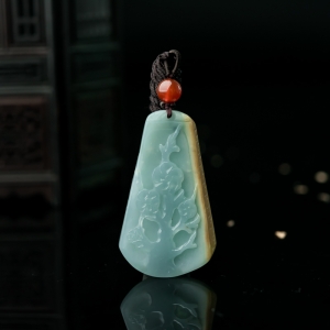 糯种俏色翡翠梅花吊坠