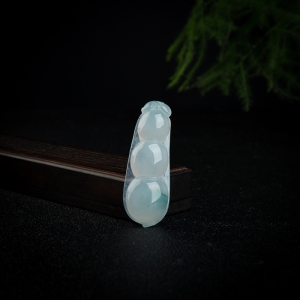 糯冰种飘花翡翠连中三元吊坠