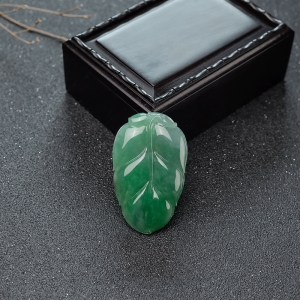 糯种灰绿翡翠叶子吊坠
