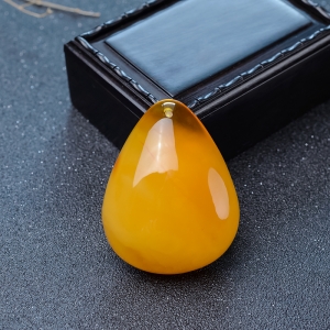 鸡油黄蜜蜡水滴吊坠