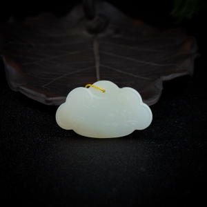 籽料和田白玉如意锁吊坠