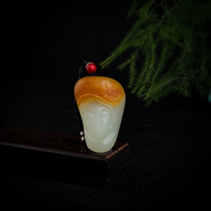 籽料俏色和田玉仕女吊坠