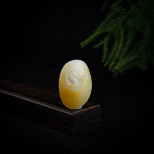 籽料俏色和田玉一路联科吊坠