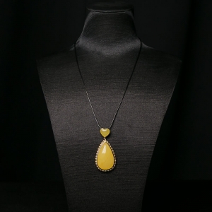 银镶鸡油黄蜜蜡水滴吊坠