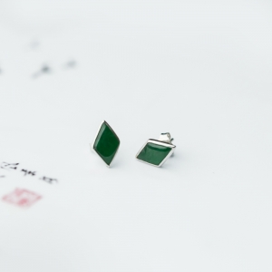 18K糯种翠绿翡翠随形耳钉
