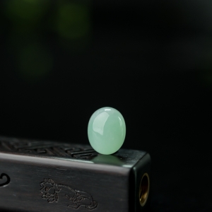 糯种浅绿翡翠戒面