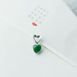 18K糯种翠绿翡翠桃心吊坠