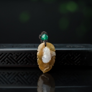 糯冰种俏色翡翠子鼠吊坠