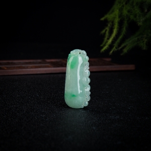 糯冰种飘翠翡翠福瓜吊坠
