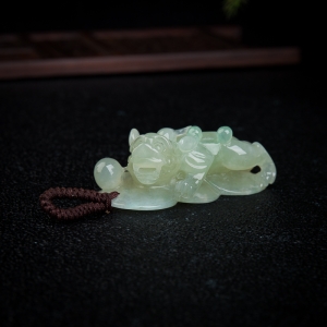 糯冰种俏色黄翡貔貅吊坠