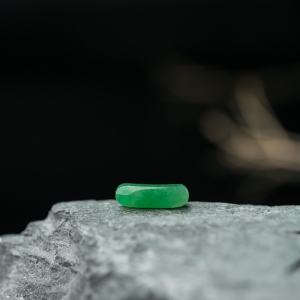 糯种翠绿翡翠马鞍戒面