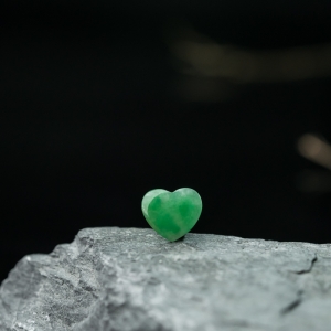 糯种翠绿翡翠桃心戒面