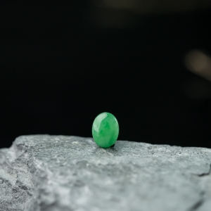 糯种翠绿翡翠戒面