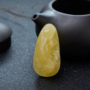 鸡油黄蜜蜡貔貅吊坠