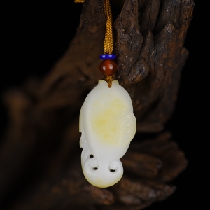 山料和田白玉争上游吊坠