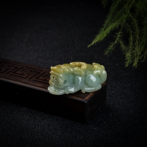 糯种俏色黄翡貔貅吊坠