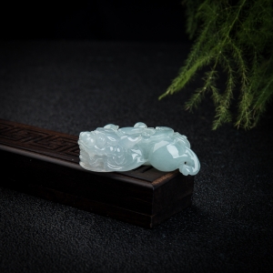 糯冰种淡晴水翡翠貔貅吊坠