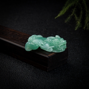 糯冰种苹果绿翡翠貔貅吊坠