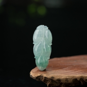 糯冰种飘花翡翠叶子吊坠