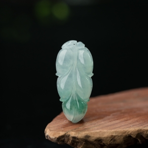 糯冰种飘花翡翠叶子吊坠