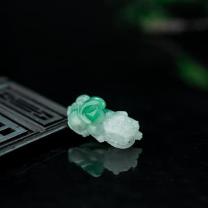 糯种飘翠翡翠貔貅吊坠