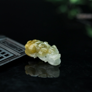 糯种俏色翡翠貔貅吊坠