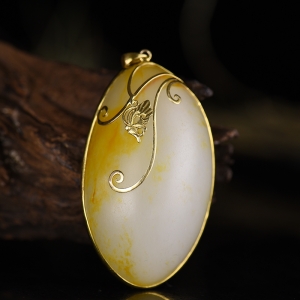 银镶山料和田白玉吊坠