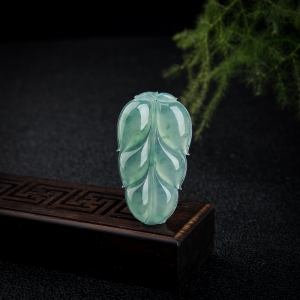 冰种飘花翡翠大业有成吊坠