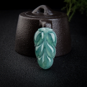 冰种飘花翡翠大业有成吊坠