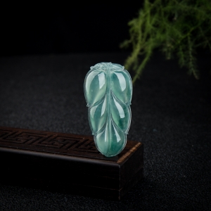 冰种飘花翡翠大业有成吊坠