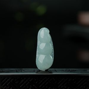 糯冰种浅绿翡翠福豆吊坠