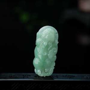糯种浅绿翡翠貔貅吊坠