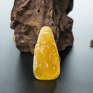 带皮鸡油黄蜜蜡貔貅吊坠