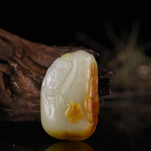 俏色籽料和田玉心中有佛吊坠