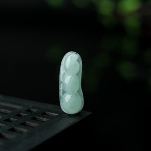 糯种浅绿翡翠福豆吊坠