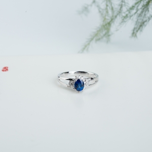 18k皇家蓝蓝宝石椭圆戒指