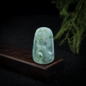 糯冰种飘花翡翠福羊吊坠