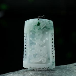 糯种飘花翡翠辰龙吊坠