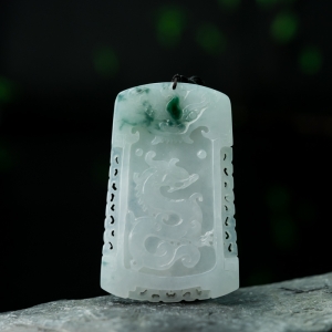 糯种飘花翡翠辰龙吊坠