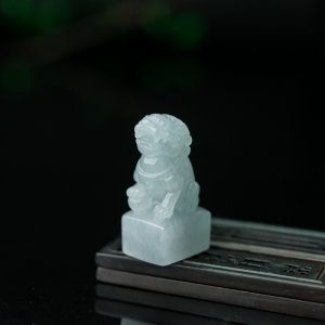 糯种淡晴水翡翠瑞兽印章