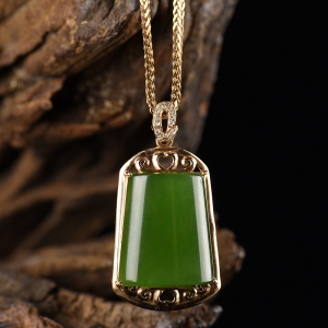 18k金镶钻石山料和田碧玉无事牌吊坠