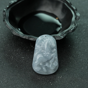 糯冰种翡翠午马吊坠